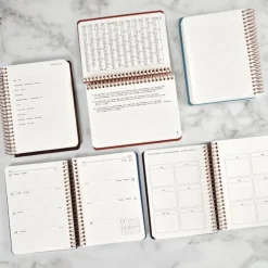 Kalender 2025 A6 vecka/uppslag brun