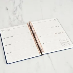 Kalender 2025 A5 vecka/uppslag marinblå